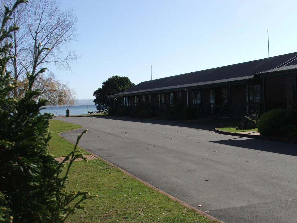Cedarwood Lakeside Motel & Conference Venue Rotorua Exterior photo