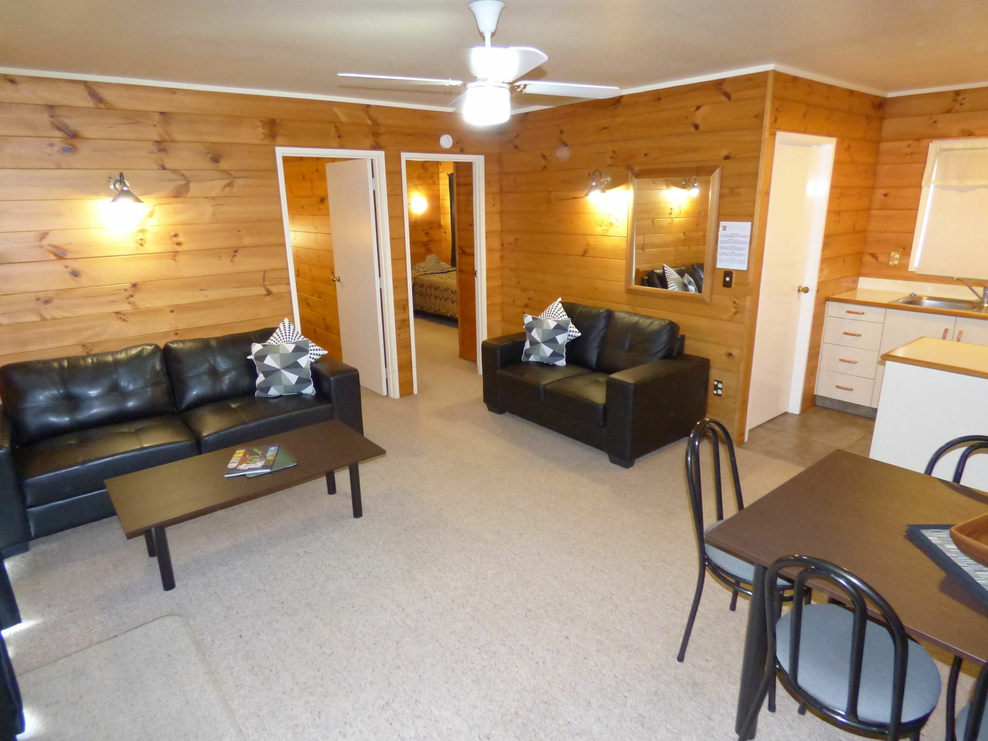 Cedarwood Lakeside Motel & Conference Venue Rotorua Exterior photo